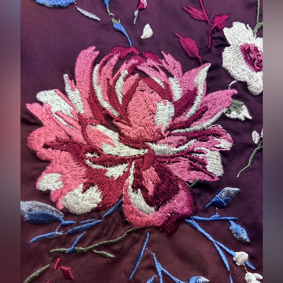 White House Black Market Burgundy Embroidered Kimono Sleeve Top XS - Picture 4 of 7